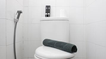 Apartment, Non Smoking, Kitchenette | Bathroom | Shower, free toiletries, towels