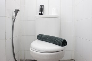 Apartamento, no fumadores, cocina básica | Baño | Ducha, artículos de higiene personal gratuitos y toallas