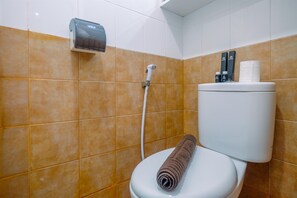 Bathroom - Trendy Connecting Mall 2BR Green Pramuka Apartment (Jakarta)
