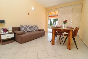 公寓 (One Bedroom Apartment with Terrace) | 客廳 | 電視