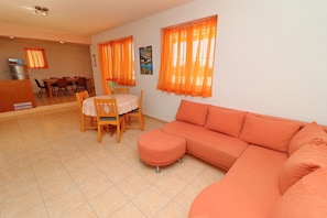 Departamento (Three Bedroom Apartment with Terrace) | Sala de estar | Televisión 