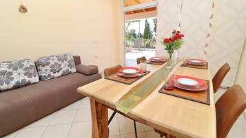 Apartment (One Bedroom Apartment with Terrace) | Essbereich im Zimmer