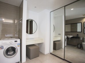 Apartment, Non Smoking, Kitchenette | Bathroom | Shower, free toiletries, towels