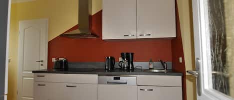 Kühlschrank, Mikrowelle, Herdplatte, Geschirrspüler