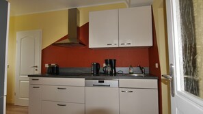 ثلاجة، ميكروويف، موقد طهي مسطح، غسالة أطباق