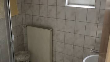 Douche, sĂšche-cheveux, serviettes fournies, savon