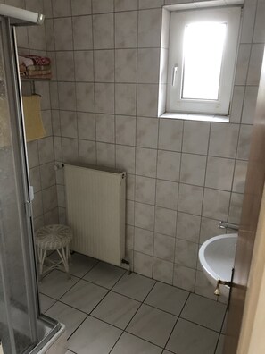 Een douche, een haardroger, handdoeken, zeep