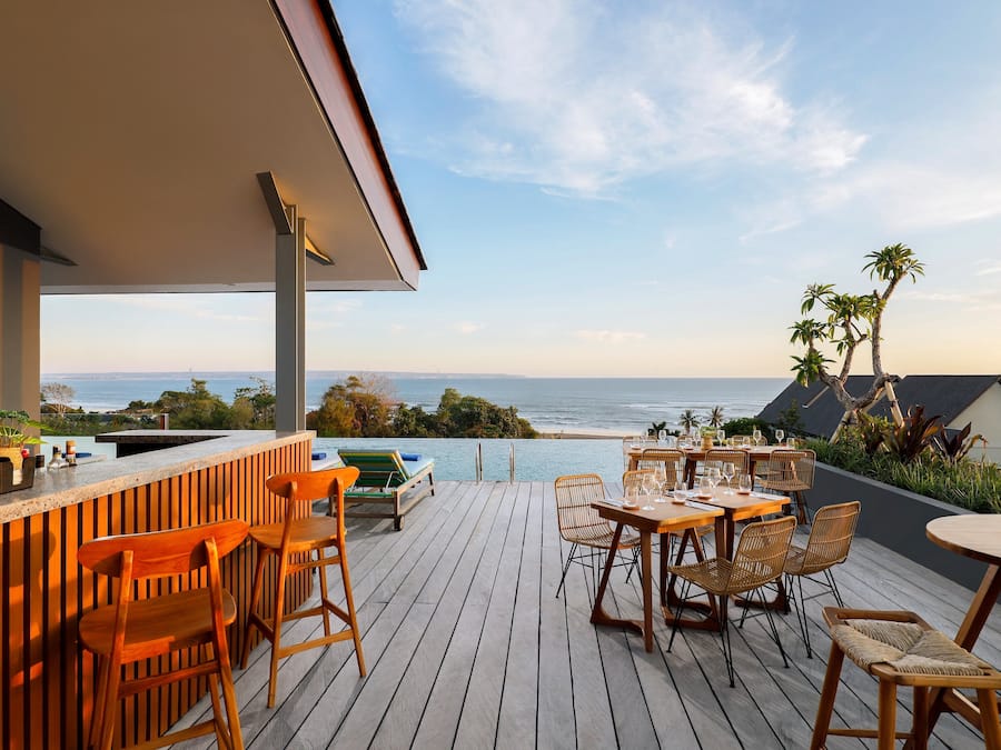 Bar tepi kolam renang