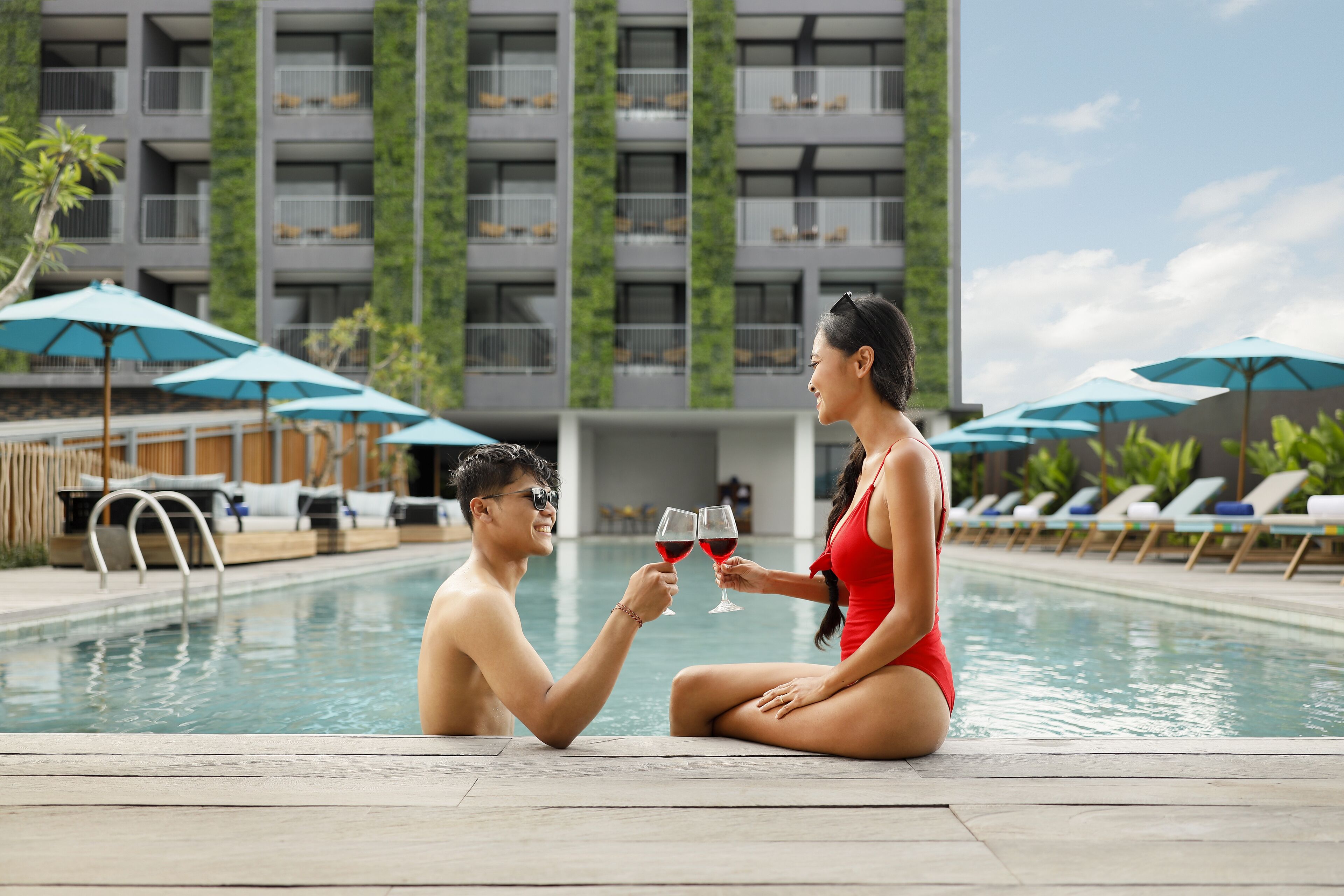 2 piscinas al aire libre, sombrillas, sillones reclinables de piscina