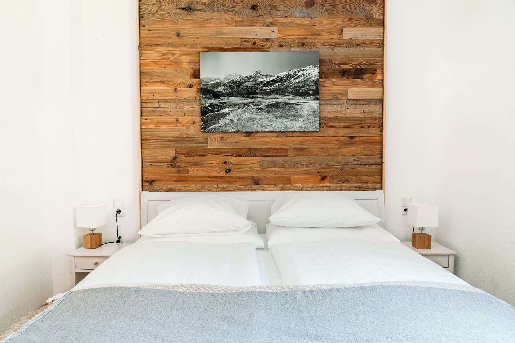 4 bedrooms, desk, iron/ironing board, travel cot