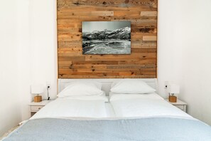 4 quartos, escrivaninha, ferros/tábuas de passar roupa, berço de viagem