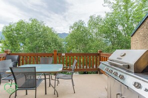 Outdoor dining - 2 BDR w Loft / Incredible Views / Family-Friendly (Fernie)