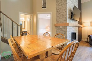 Dining - 2 BDR w Loft / Incredible Views / Family-Friendly (Fernie)