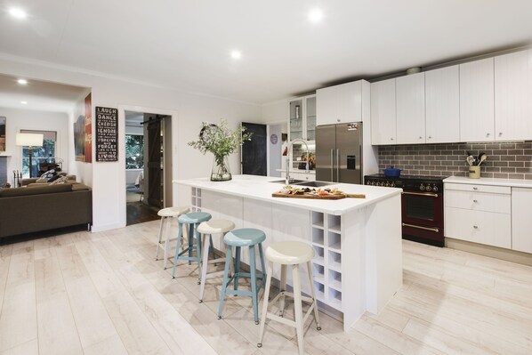 Refrigerador, microondas, horno y lavavajillas 