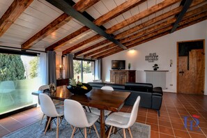 Luxury Apartment | Living room | Flat-screen TV