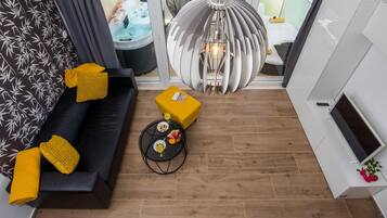 Estúdio (Studio Apartment with Hot Tub) | Sala de estar | TV