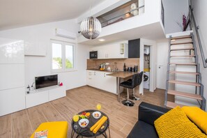 Studio (Studio Apartment with Hot Tub) | Dining room - Apartment Velvet (Dubrovnik)