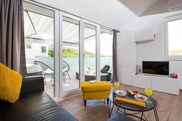 Estúdio (Studio Apartment with Hot Tub) | Sala de estar | TV