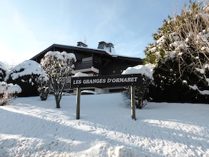 Une enseigne indiquant « Les Granges Dormaret », avec un bâtiment en arrière-plan.