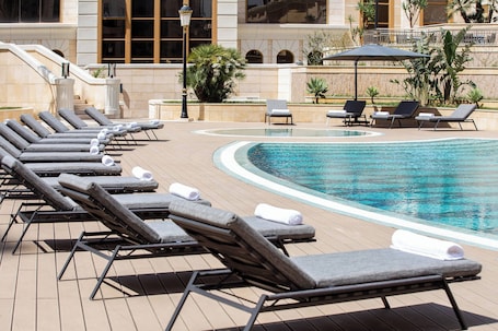 Una piscina al aire libre de temporada