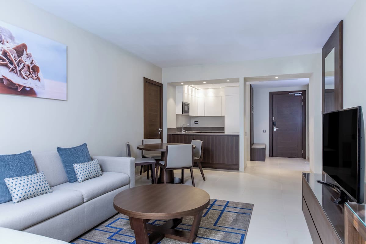 Suite, 1 King-Bett und Schlafsofa | Wohnbereich | Flachbildfernseher