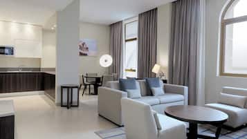 Superior suite, 1 kingsize bed met slaapbank, terras | Woonkamer | Een flatscreentelevisie