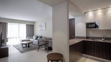 Suite, 1 kingsize bed met slaapbank | 1 slaapkamer, een kluis op de kamer, een bureau