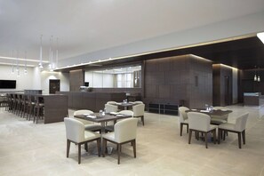 Serves breakfast, lunch, and dinner - Residence Inn by Marriott Algiers Bab Ezzouar (Algiers)