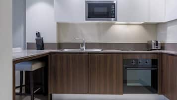 Studio suite, 1 kingsize bed met slaapbank | Privékeuken | Een koelkast, een magnetron, een oven, een kookplaat