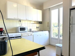 Fridge, microwave, oven, dishwasher - 3-room apartment with parking, pets allowed, Le Lavandou (Le Lavandou)