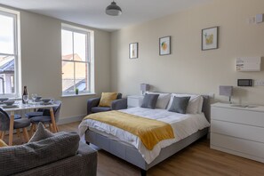 City Studio | Living area | Flat-screen TV - Apartment 6 Isabella House Hereford (Hereford)