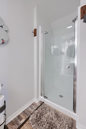 Ducha y bañera combinadas, secador de pelo, toallas y jabón