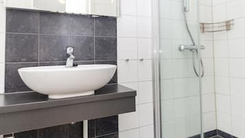 Habitación Confort | Baño | Regadera y toallas