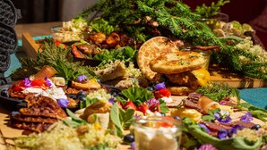 Una mesa con una variedad de alimentos, como pan, queso y verduras.