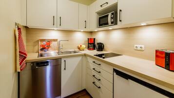 Kühlschrank, Mikrowelle, Herdplatte, Geschirrspüler