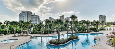 Alberca al aire libre y alberca climatizada