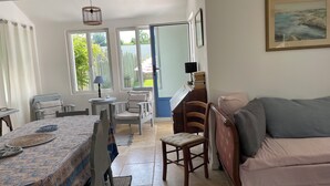 Una habitación acogedora con cama, escritorio, silla y ventana con vistas a zonas verdes.