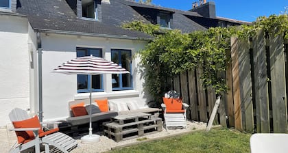 Charming renovated farmhouse - private heated pool 300m from the beach