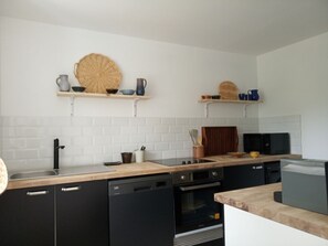 Réfrigérateur, micro-ondes, four, plaque de cuisson