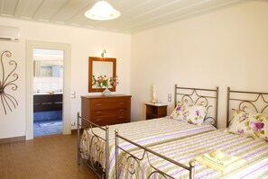 5 bedrooms, iron/ironing board, WiFi, bed sheets