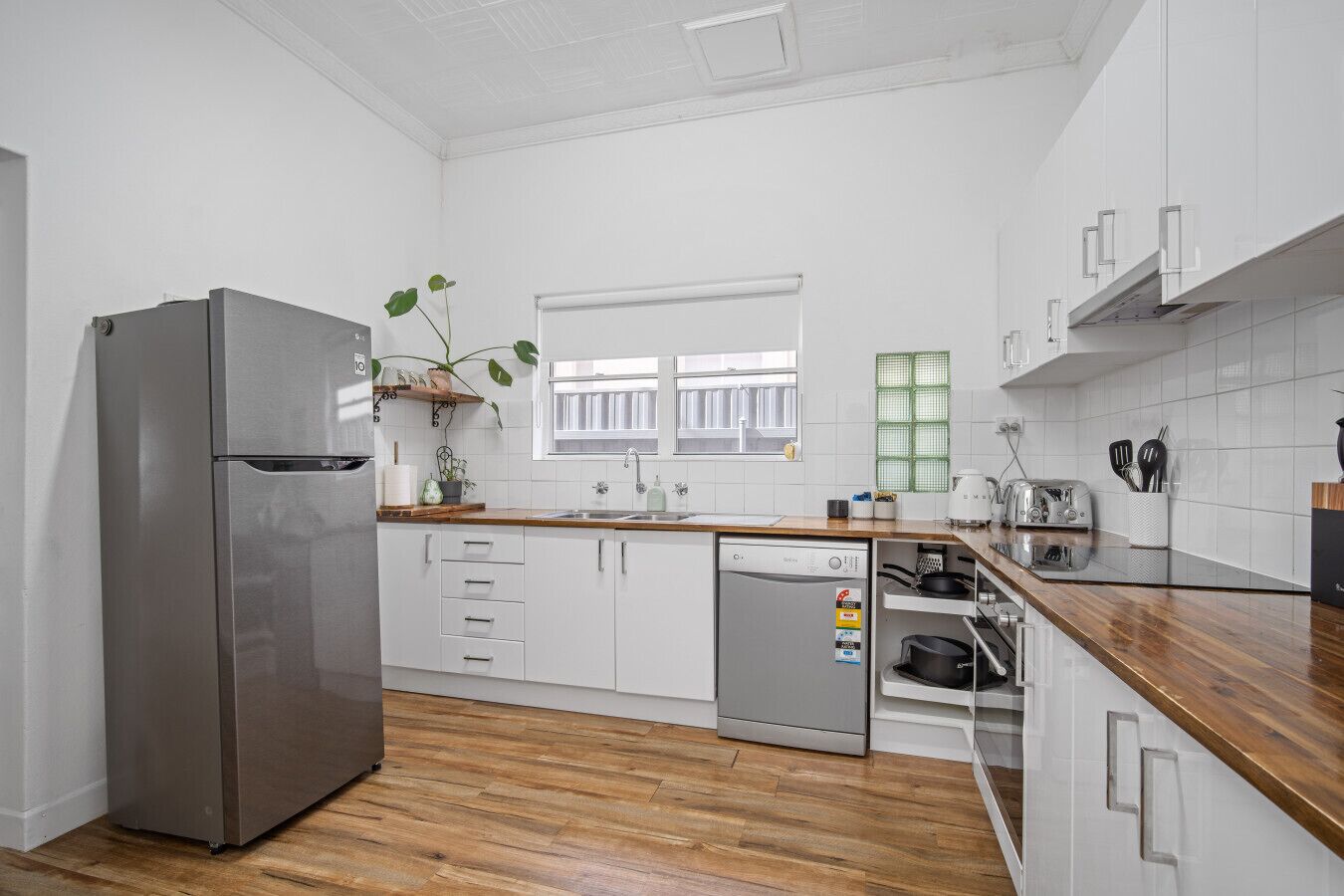 Frigorífic, microones, forn i placa de cuina 