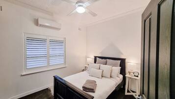 3 habitaciones, escritorio y tabla de planchar con plancha