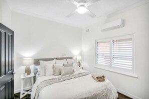 3 soverom, skrivebord, strykejern/-brett og reiseseng for barn