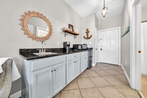 Fridge, microwave, coffee/tea maker, toaster - Reba’s Retreat – A Charming Seacrest Beach Escape (Seacrest)