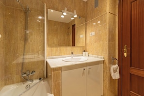 Duschwanne, Haartrockner, Bidet, HandtĂŒcher