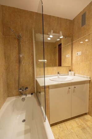 Combined shower/bathtub, hair dryer, bidet, towels - Apartamentos MIGUEL ANGEL 3 bedrooms -B (Estepona)