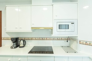 Fridge, microwave, oven, stovetop - Apartamentos MIGUEL ANGEL 3 bedrooms -B (Estepona)