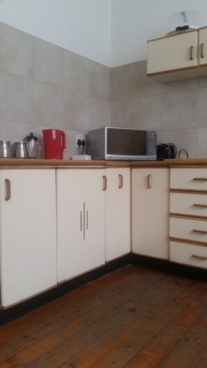 Fridge, microwave, oven, stovetop - FULLY FURNISHED HOME FOR YOU (Germiston)