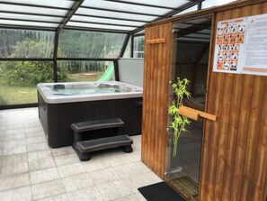 Indoor spa tub - Mobile home L'Airial (COMMENSACQ)