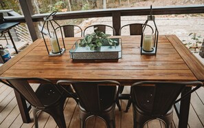 Outdoor dining - Adventurer at The Retreat at Water's Edge (Tracy City)